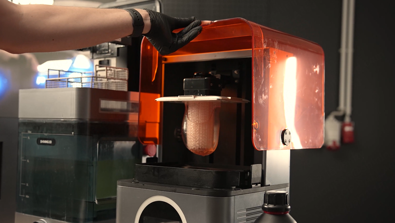 Der Sockel wird mit dem AccuFab L4K 3D gedruckt.